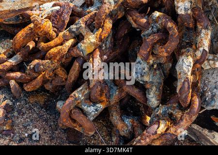 Nahaufnahme stark verrosteter Metallketten mit korrodierten Oberflächen und abblätternden Texturen Stockfoto