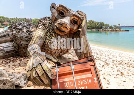 Curious Sue, eine große Skulptur aus recyceltem Holz am Palawan Beach, Sentosa Island, Singapur, Südostasien Stockfoto