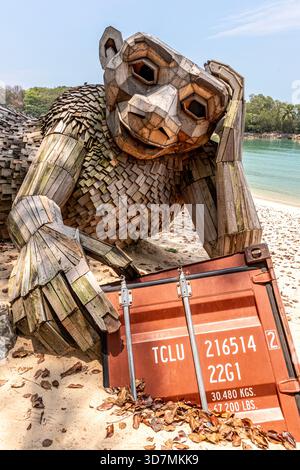 Curious Sue, eine große Skulptur aus recyceltem Holz am Palawan Beach, Sentosa Island, Singapur, Südostasien Stockfoto