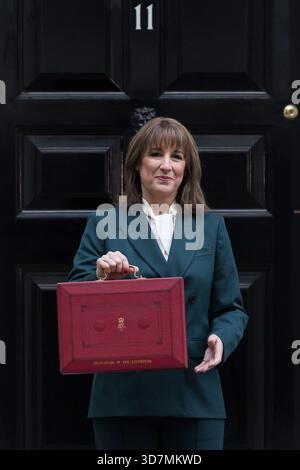 London, England, Großbritannien. November 2025. Die britische Finanzkanzlerin RACHEL REEVES hält die rote Haushaltsbox vor der Downing Street 11 vor der Ankündigung des Herbstbudgets im Unterhaus. (Kreditbild: © Wiktor Szymanowicz/ZUMA Press Wire) NUR REDAKTIONELLE VERWENDUNG! Nicht für kommerzielle ZWECKE! Stockfoto
