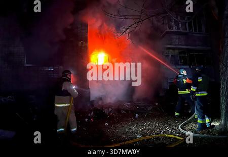 Synelnyky, Ukraine. November 2025. Rettungskräfte löschen am Mittwoch, den 26. November 2025, einen Brand an der Stelle eines russischen Drohnenangriffs auf Wohngebäude in Synelnyky in der Ukraine. Foto vom ukrainischen staatlichen Notdienst/UPI. Quelle: UPI/Alamy Live News Stockfoto