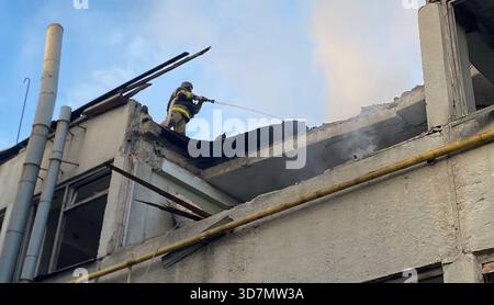Synelnyky, Ukraine. November 2025. Rettungskräfte löschen am Mittwoch, den 26. November 2025, einen Brand an der Stelle eines russischen Drohnenangriffs auf Wohngebäude in Synelnyky in der Ukraine. Foto vom ukrainischen staatlichen Notdienst/UPI. Quelle: UPI/Alamy Live News Stockfoto