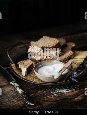 Stilleben im Vintage-Stil mit Brot und Keramikartikeln Stockfoto