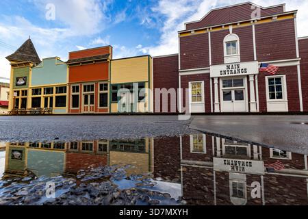 Reflexionen historischer Gebäude im Zentrum von Skagway, Alaska, USA Stockfoto