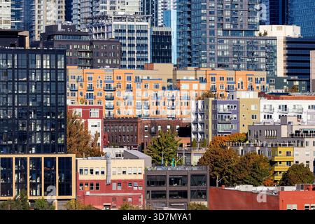 Die Skyline von Downtown Seattle vom Ufer aus gesehen - Seattle, Washington, USA Stockfoto