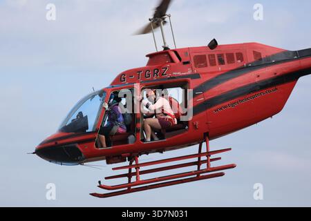 Bell 206B JetRanger III startet mit Fallschirmspringern Stockfoto
