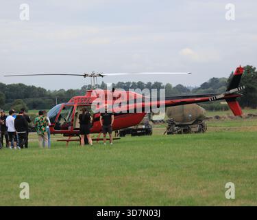 Bell 206B JetRanger III startet mit Fallschirmspringern Stockfoto