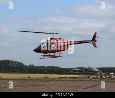 Bell 206B JetRanger III startet mit Fallschirmspringern Stockfoto