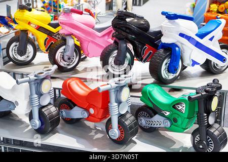 Plastikfahrräder in einem Spielwarengeschäft Stockfoto