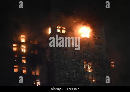 Hongkong, Hongkong. November 2025. Rauch und Flammen steigen auf, als ein Großbrand am 26. November 2025 mehrere Wohngebäude am Wang Fuk Court in Hongkong erfasst. Das Serval Wohngebäude im Wang Fuk Court im Tai Po District hat heute Feuer gefangen. Die Hong Kong Feuerwehr hat den Feueralarm Nr. 5 ausgegeben, der Brand zur lokalen Zeit sind 2300 13 Menschen tot und 30 verletzt nach Angaben der Regierung. (Foto: Kobe Li/Nexpher Images/SIPA USA) Credit: SIPA USA/Alamy Live News Stockfoto