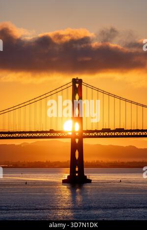 Bay Bridge (San Francisco-Oakland Bay Bridge) bei Sonnenaufgang - San Francisco, Kalifornien, USA Stockfoto