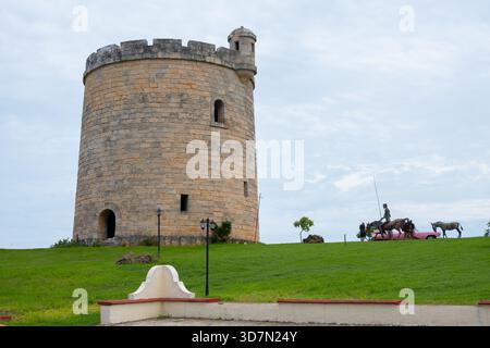 Varadero, Kuba - 2. September 2023: Varadero Turm und Denkmal von Don Quijote und Sancho Panza und rosa Cabrio Stockfoto