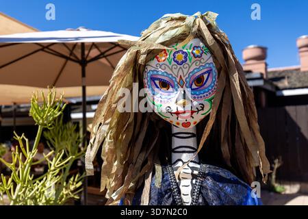 Bunte Catrina beim Tag der Toten (Dia de los Muertos) Feier - Fiesta de Reyes - Altstadt, San Diego, Kalifornien, USA Stockfoto