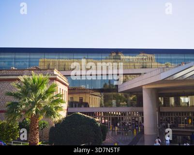 Athen, Griechenland - 25. Oktober 2025: Zeitgenössisches neues Akropolis-Museum mit Glasfassade und Besuchern auf Stufen, die Parthenon reflektieren Stockfoto