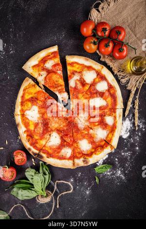 Gemütliche italienische Küche mit frisch gebackenen margherita-Pizza-Details Stockfoto