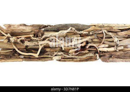 Treibholz Kunst rustikales verwittertes Holz Banner Design auf weißem Hintergrund. Wiedergewonnene Holzstücke am Strand am Meer. Natürliche Küstendekoration. Stockfoto