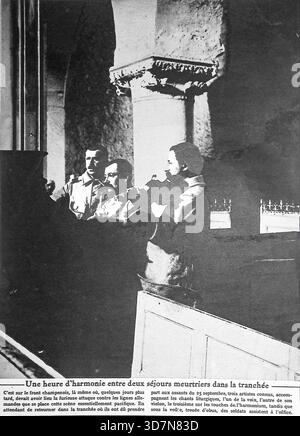 Dieses Foto aus der Ausgabe von Le Miroir vom 10. Oktober 1915 zeigt eine „Messe mit Musik“ an der Champagnerfront während des Ersten Weltkriegs. Das Bild zeigt drei französische Soldatenmusiker, die einen liturgischen Gesang aufführen und die Messe mit Violine, Flöte und Harmonium in einem Gebäude, das wie eine Steinkirche oder eine Festung aussieht, begleiten. Die Schlagzeile betont dies als „eine Stunde der Harmonie zwischen zwei tödlichen Aufenthalten im Graben“ und hebt die Rolle von Musik und Religion bei der Bereitstellung eines kurzen Moments spiritueller und emotionaler Erholung für die Soldaten hervor, die anwesend sind Stockfoto
