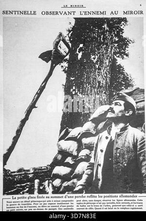 Dieses eindrucksvolle Foto aus der Ausgabe von Le Miroir vom 10. Oktober 1915 zeigt einen französischen Wächter, der während des Ersten Weltkriegs deutsche Positionen mit einem Spiegel auf einem langen Stock an der Westfront beobachtet. Die Überschrift „Sentry Observing the Enemy with a Mirror“ (Wachmann beobachtet den Feind mit einem Spiegel) unterstreicht diese geniale, Low-Tech-Methode, die in der Grabenkriegsführung verwendet wird, um das Schlachtfeld zu beobachten, ohne den Beobachter dem feindlichen Feuer auszusetzen. Der kleine Spiegel, der an der Spitze eines Stabes befestigt und über der sandsackten Attika gehalten wurde, erlaubte dem Soldaten, die deutschen Linien sicher zu überprüfen, was die ständige Notwendigkeit von Wachsamkeit und erfinderischer Lösung verdeutlicht Stockfoto