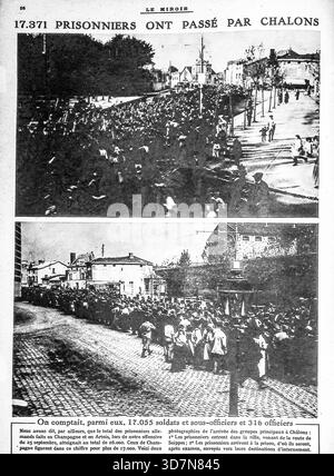 Diese Seite von Le Miroir (10. Oktober 1915) trägt die Überschrift „17.371 Gefangene durch Châlons“ und dokumentiert den Transit zahlreicher deutscher Kriegsgefangener durch die französische Stadt Châlons-sur-Marne nach den großen französischen Offensiven in der Champagne und in Artois während des Ersten Weltkriegs. Die beiden Fotos zeigen riesige, dichte Säulen von gefangenen deutschen Soldaten, die durch die Straßen marschiert werden und von einer Menge französischer Zivilisten beobachtet werden. Dieses Spektakel diente als mächtige französische Propaganda, um die Heimatfront vom Erfolg ihrer Offensiven zu beruhigen Stockfoto