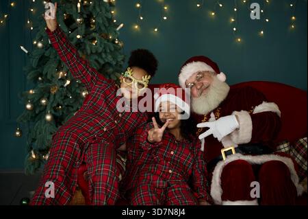 Der Weihnachtsmann besucht zwei Schwestern Stockfoto