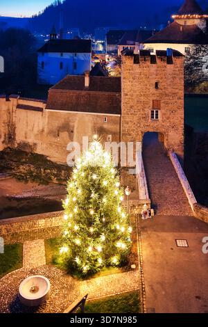 Schweiz, Baselland, Laufental, Zwingen, Wasserschloss, Winter, Adventszeit, Weihnachten, Weihnachtsbeleuchtung, Birs, Bezirk Laufen, Zwingen BL Stockfoto