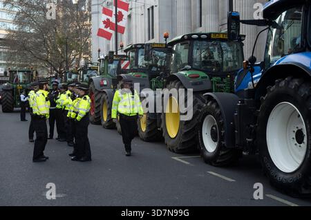 UK. November 2025. PROTEST DER BRITISCHEN LANDWIRTE ZUM HAUSHALTSTAG, LONDON, ENGLAND, VEREINIGTES KÖNIGREICH. Mehrere Menschen wurden verhaftet, nachdem Bauern trotz Polizeibeschränkungen Traktoren in die Londoner Innenstadt gefahren hatten, um einen Protest über Pläne zur Erbschaftssteuer auf landwirtschaftliche Betriebe im Wert von mehr als 1 Mio. £ zu erheben Die Polizei traf die Entscheidung, Landmaschinen aus Whitehall zu verbieten, um „schwere Störungen“ zu vermeiden, die die Fahrzeuge verursacht haben könnten. Zwei Traktoren wurden beschlagnahmt und von Polizisten der Metropolitan Police weggebracht. November 2025. Quelle: Jeff Gilbert/Alamy Live News Stockfoto