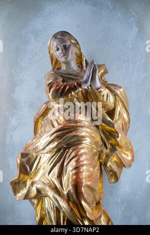 VOGHERA, Italien - 22.10.2025: Statue (19. Jahrhundert) der Heiligen Jungfrau Maria. Stockfoto