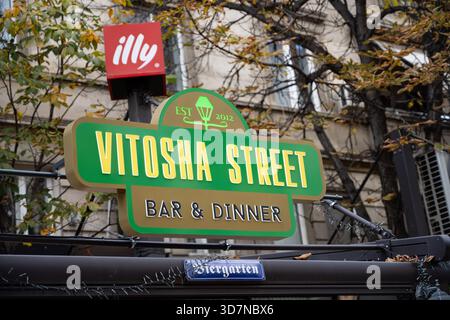 Sofia, Bulgarien. November 2025. Vitosha Street Bar und Dinner Schild. Die Vitisha Straße im Zentrum von Sofia ist ein beliebter Ort für Cafés, Bars und Stockfoto