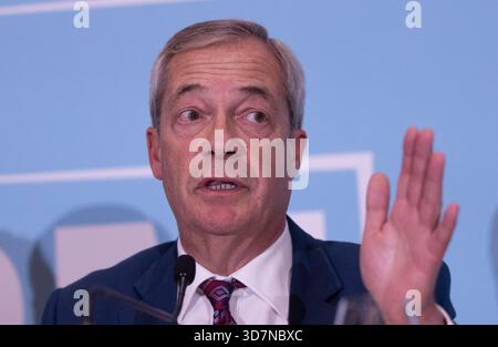London, Großbritannien. November 2025. Die Reformpartei hält eine Pressekonferenz ab, um ihre Ansichten zum Haushalt von Rachel Reeves auszutauschen. Quelle: Mark Thomas/Alamy Live News Stockfoto