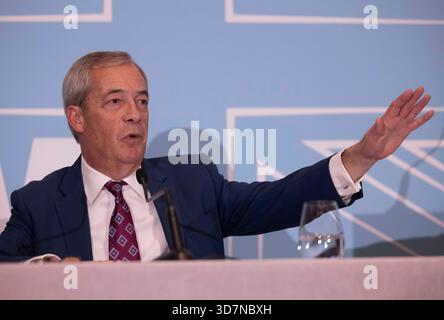 London, Großbritannien. November 2025. Die Reformpartei hält eine Pressekonferenz ab, um ihre Ansichten zum Haushalt von Rachel Reeves auszutauschen. Quelle: Mark Thomas/Alamy Live News Stockfoto