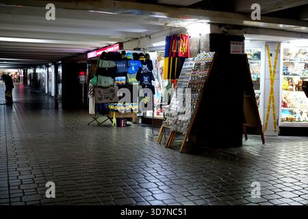 In den hell beleuchteten Läden finden Sie abends eine Auswahl an lokalem Kunsthandwerk und Schmuckstücken. Chreshtschatjk, Kiew, Ukraine. November 2025. Stockfoto