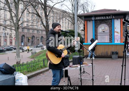 Ein talentierter Künstler unterhält Passanten in einem lebhaften urbanen Ambiente. Chreshtschatjk, Kiew, Ukraine. November 2025. Stockfoto