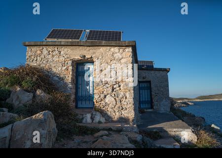 Steingebäude mit Solarpaneelen in der Nähe des Leuchtturms von Cape Tainaron in Mani, Griechenland Stockfoto