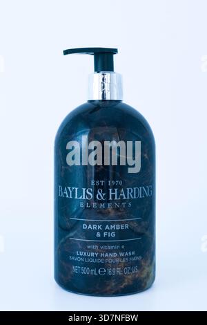 Irvine, Schottland, Vereinigtes Königreich - 17. November 2025: Produkt der Marken Baylis und Harding in einer Kunststoffflasche mit dunklem Bernstein und Feigenöl. Die Flasche und der Deckel sind Re Stockfoto