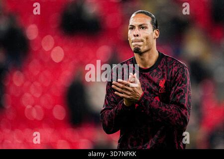 LIVERPOOL, ENGLAND - 26. NOVEMBER: Virgil van Dijk aus Liverpool bereitet sich vor dem Spiel der UEFA Champions League 2025/26 Phase MD5 zwischen Liverpool FC und PSV Eindhoven am 26. November 2025 in Liverpool auf. (Foto: Rene Nijhuis) Stockfoto
