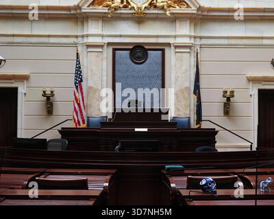 Utah State Capitol, UT - 20. September 2025: Nahaufnahme der Legislativsitze mit der US-Flagge und der US-Flagge am Hauptsitz. Stockfoto