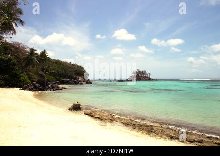 Tropische Bucht und kleine vorgelagerte Insel auf Mahé, Seychellen Stockfoto