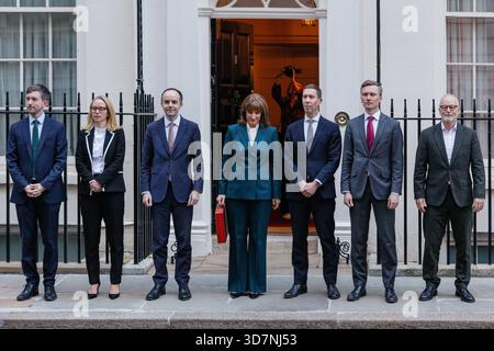 London, Großbritannien. November 2025. Reeves mit ihrem Treasury Team, darunter Chief Secretary of the Treasury James Murray (3. Von links), Economic Secretary Lucy Rigby (2. Von links), Lord Stockwood (1. Von rechts) und Financial Secretary Lord Livermore (3. Von rechts). Rachel Reeves, die Finanzkanzlerin des Vereinigten Königreichs, präsentiert die rote "Budget Box", ihre Versandbox für Minister, der wartenden Presse vor der Downing Street 11. Ihr Treasury-Team tritt mit ihr aus. Anschließend reist sie ins Parlament, um ihren mit Spannung erwarteten Haushaltsplan für den Herbst vorzulegen. Quelle: Imageplotter/Alamy Live News Stockfoto