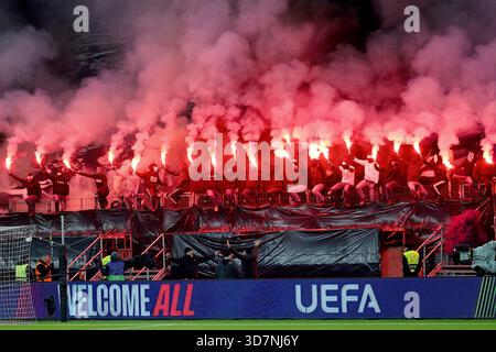 Frankfurt, Deutschland 26. November 2025: Champions League - 2025/2026 - Eintracht Frankfurt gegen Atalanta Bergamo im Bild: Eintracht-Fans [Unterstützer] zünden Pyros während des Mannschaftseintritts. Stockfoto