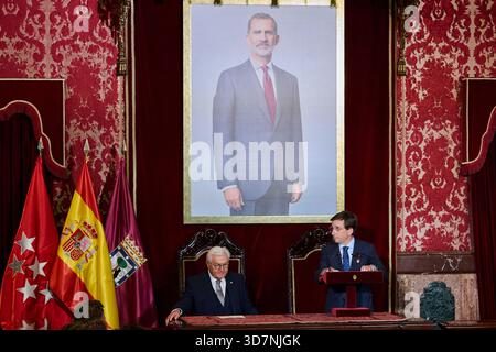 Der Bürgermeister von Madrid, José Luis Martínez-Almeida, überreichte dem deutschen Präsidenten Frank-Walter Steinmeier den Goldenen Schlüssel der Stadt Madrid. Stockfoto