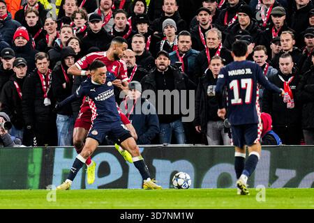 LIVERPOOL, ENGLAND – 26. NOVEMBER: Sergino Dest of PSV kämpft gegen Cody Gakpo aus Liverpool während des UEFA Champions League 2025/26 League Phase MD5 Spiels zwischen Liverpool FC und PSV Eindhoven am 26. November 2025 in Liverpool. (Foto: Rene Nijhuis) Stockfoto