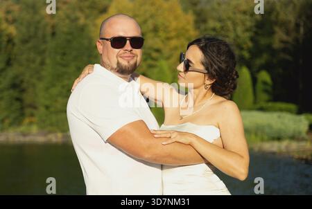 Das junge Paar hat Spaß im Park Stockfoto
