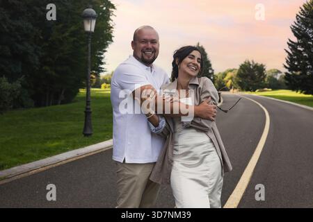 Das junge Paar hat Spaß im Park Stockfoto