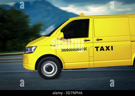 Gelbes Taxi mit Top-Schild und Logo, das auf der Straße fährt. Bewegungsunschärfeeffekt Stockfoto