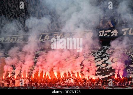26. November 2025, Hessen, Frankfurt/Main: Fußball: Champions League, Eintracht Frankfurt - Atalanta Bergamo, Vorrunde, Spieltag 5, Deutsche Bank Park. Frankfurts Fans haben die Pyrotechnik gestartet. Foto: Uwe Anspach/dpa Stockfoto