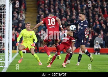 Liverpool, England, 26. November 2025. Cody Gakpo aus Liverpool und Sergino Dest vom PSV Eindhoven /Herausforderung für den Ball, wobei Liverpool beim Spiel Liverpool gegen PSV Eindhoven in der UEFA Champions League in Anfield, Liverpool, einen Elfmeter für den Handball beansprucht. Der Bildnachweis sollte lauten: James Baylis / Sportimage Stockfoto