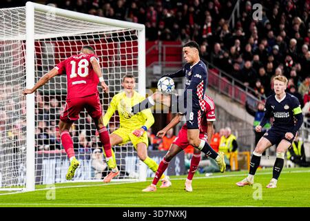 LIVERPOOL, ENGLAND – 26. NOVEMBER: Cody Gakpo aus Liverpool führt den Ball mit Sergino Dest vom PSV während des Spiels der UEFA Champions League 2025/26 League Phase MD5 zwischen Liverpool FC und PSV Eindhoven am 26. November 2025 in Liverpool, England. (Foto: Rene Nijhuis) Stockfoto