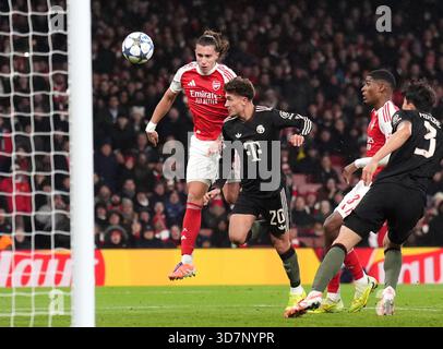 Arsenals Riccardo Calafiori trifft auf Druck von Bayern München Tom Bischof während des Spiels der UEFA Champions League, Liga-Phase im Emirates Stadium, London. Bilddatum: Mittwoch, 26. November 2025. Stockfoto