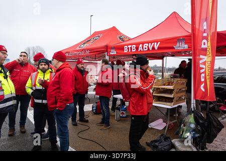 Gent, Belgien. November 2025. Streikende blockieren die John Kennedylaan Straße in Gent während eines Generalstreiks, um die Folgen von Maßnahmen der Bundesregierung am Mittwoch, den 26. November 2025 in Gent anzuprangern. Die Aktion ist Teil mehrerer Aktionen in dieser Woche: Die öffentlichen Dienste haben gestern gestreikt, der öffentliche Nahverkehr hat drei Tage lang Protest. BELGA FOTO JAMES ARTHUR GEKIERE Credit: Belga News Agency/Alamy Live News Stockfoto
