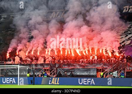 26. November 2025, Hessen, Frankfurt/Main: Fußball: Champions League, Eintracht Frankfurt - Atalanta Bergamo, Vorrunde, Spieltag 5, Deutsche Bank Park. Frankfurts Fans haben die Pyrotechnik gestartet. Foto: Uwe Anspach/dpa Stockfoto